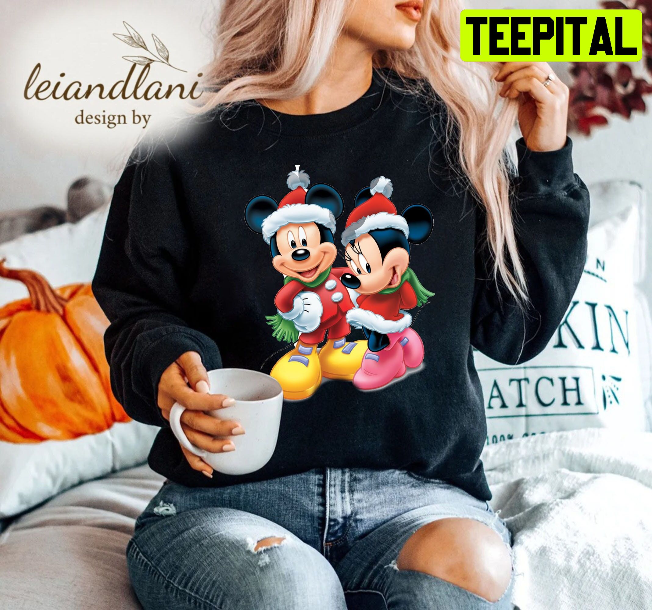 Illustration Mickey And Minnie Disney Christmas Sweatshirt Illustration Mickey And Minnie Disney Christmas Sweatshirt
